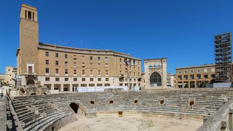 An der Piazza Sant'Oronzo, mit dem Anfiteatro Romano, dem einzigen römischen Amphitheater in Apulien